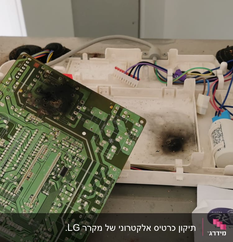 מעגל מודפס שרוף עם חוטים צבעוניים וקבלים